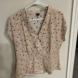 EUC✨ ANN TAYLOR polka dot M beige short sleeve blouse